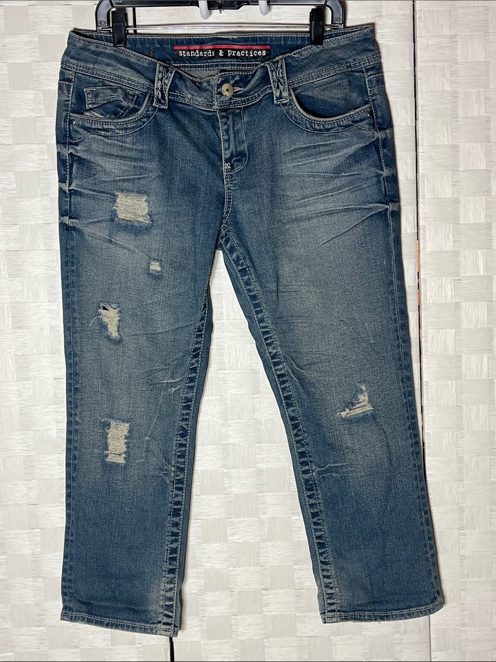 Women's Distressed low rise Boyfriend cropped Jeans - Washed Blue